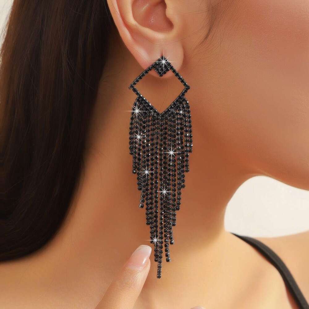 Exaggerated personality, niche design, fashionable dark style, dia shaped tassel, black rhie earrings, earrings