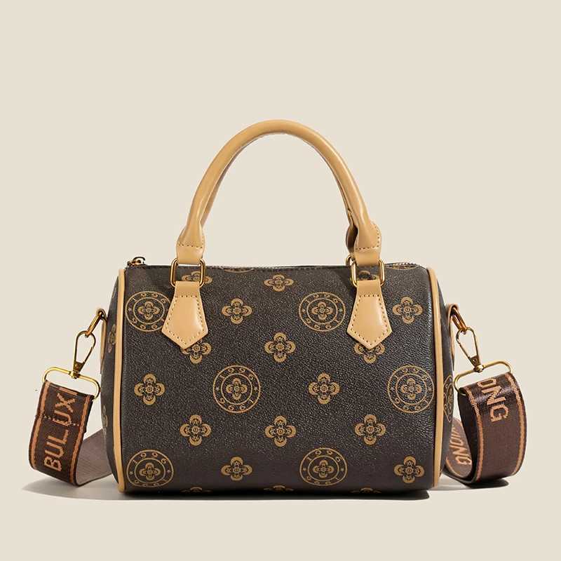 Womens Fashion Leather Tote Bags By Famous Designer Luxury Brand For Elegant And Popular Ladies TrendyW251106