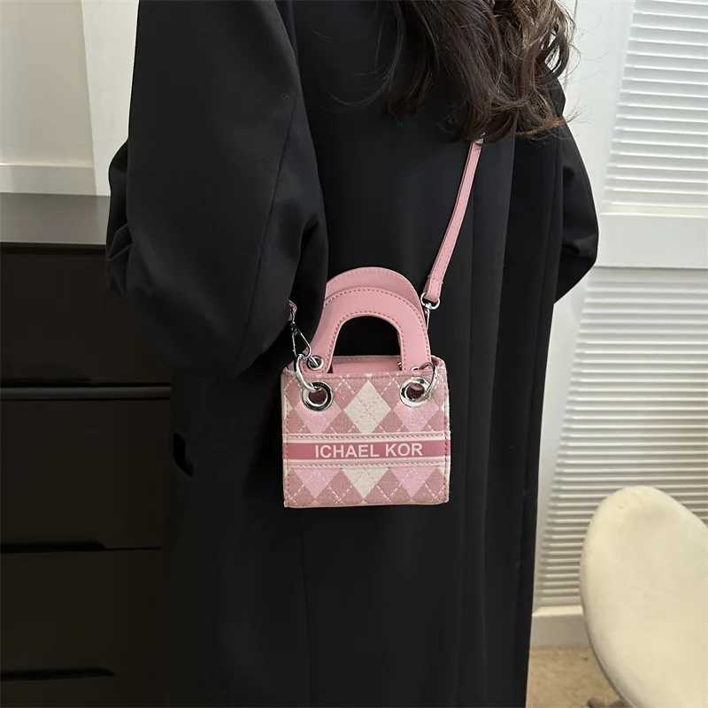 New Womens Bag Fashionable and Versatile Mini Handheld Daifei Small Bag High Quality Single Shoulder Crossbody Mouth Red BagW251107