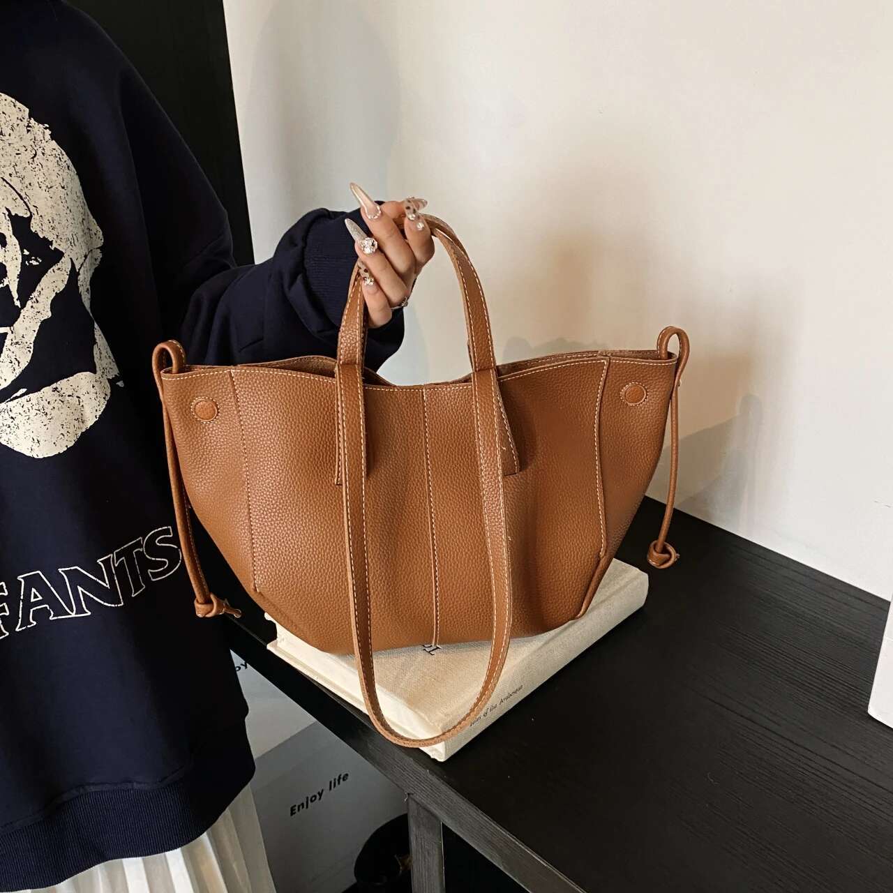 Small Niche Design Large Capacity Commuting For Women 2024 New Autumn Retro Fashion Handbag Versatile Tote Bag