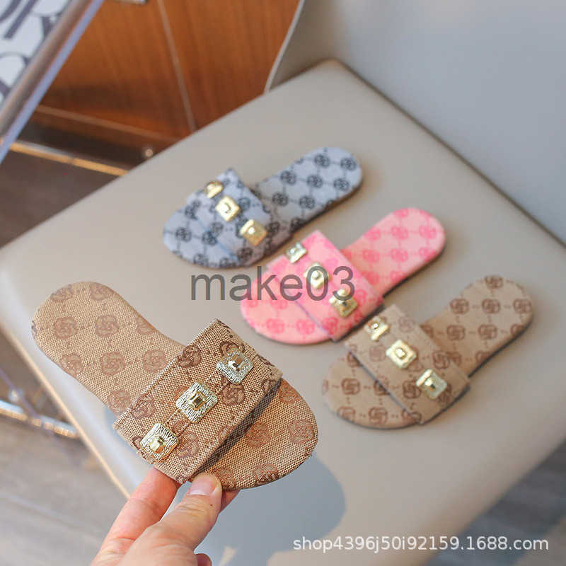 Slippers for Girls to Wear Outside 2024 Summer New Fashionable and Versatile Flat Bottom Internet Red One Word Drag Trendy Beach Shoes J250403
