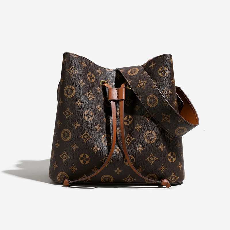 Fashionable Large Capacity Leather Shopper Bag - Minimalist Vintage Crossbody Handbag with Designer Letter for WomenW251106