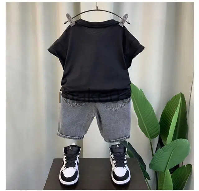 2024 Summer Clothing Boys Wear Short sleeved Striped T-shirt+Black Denim 2Pce Childrens Fashion Song Set J250403