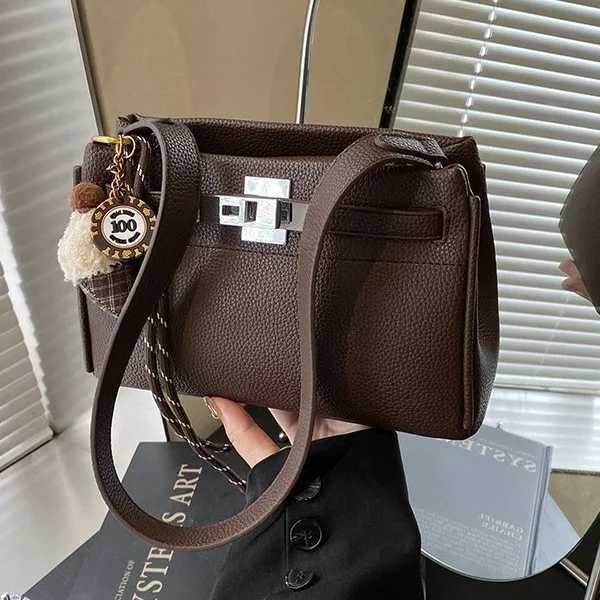 New 2025 Womens Small Bag with Design Sense Fashion Forward Simple Elegant High End Texture Versatile Retro Messenger StyleW251107