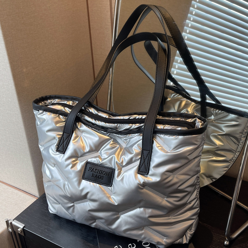 2025S Designer Women S Bag New Winter Single Shoulder Women S Korean Edition Fashion Trend Commuter High Texture Tote Large Capacity Down Bag