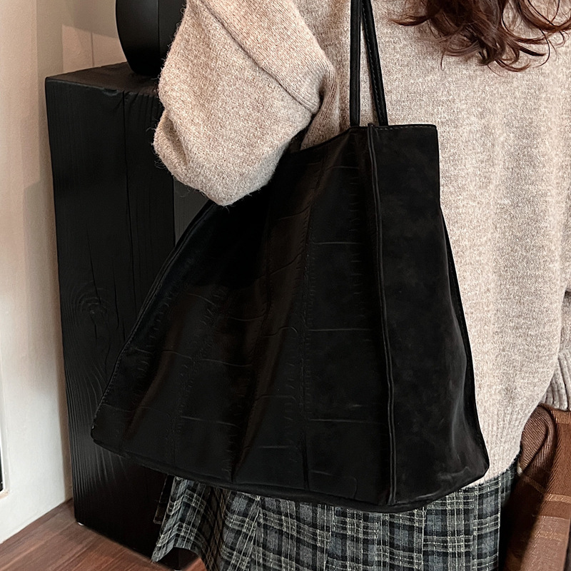 2025S Designer Women S Bag Autumn And Winter Crossbody New Solid Color Large Capacity Commuter Luxury Single Shoulder Women S Soft Leather Grid Tote B