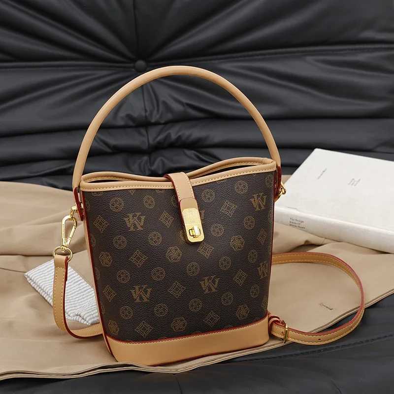 Luxury Leather Messenger Bag For Women Premium Shoulder Handbag Designer Crossbody Purse Elegant Ladies Tote ClassicW251106