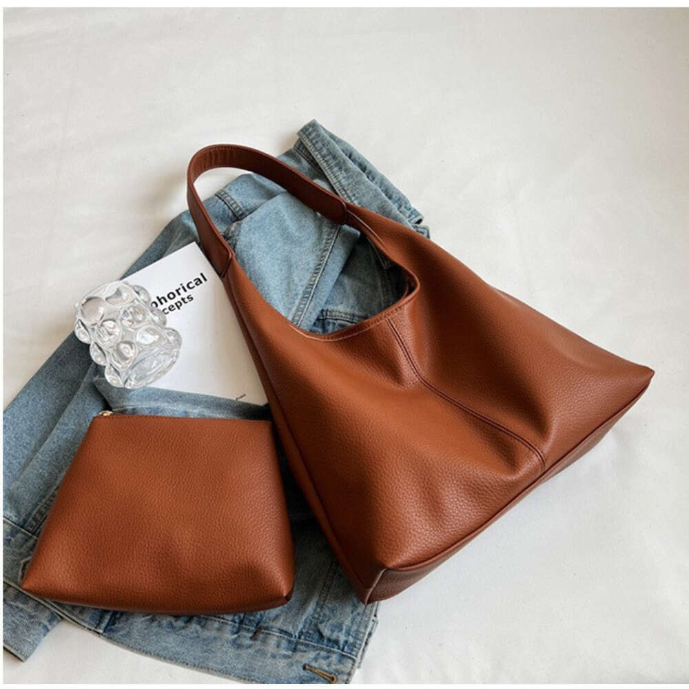 Designer large capacity versatile women's shoulder texture mother and child bucket commuting tote bag 2025 new casual fashion trend