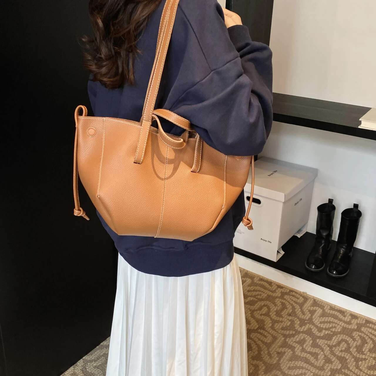 Small Niche Design Large Capacity Commuting For Women 2024 New Autumn Retro Fashion Handbag Versatile Tote Bag