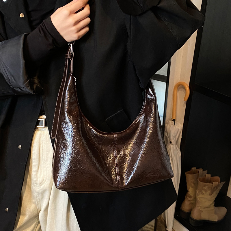 2025S Designer Women S Bag Large Capacity Oilskin For Women In Winter New Fashionable One Shoulder Dumpling Bag Textured Casual Tote Bag