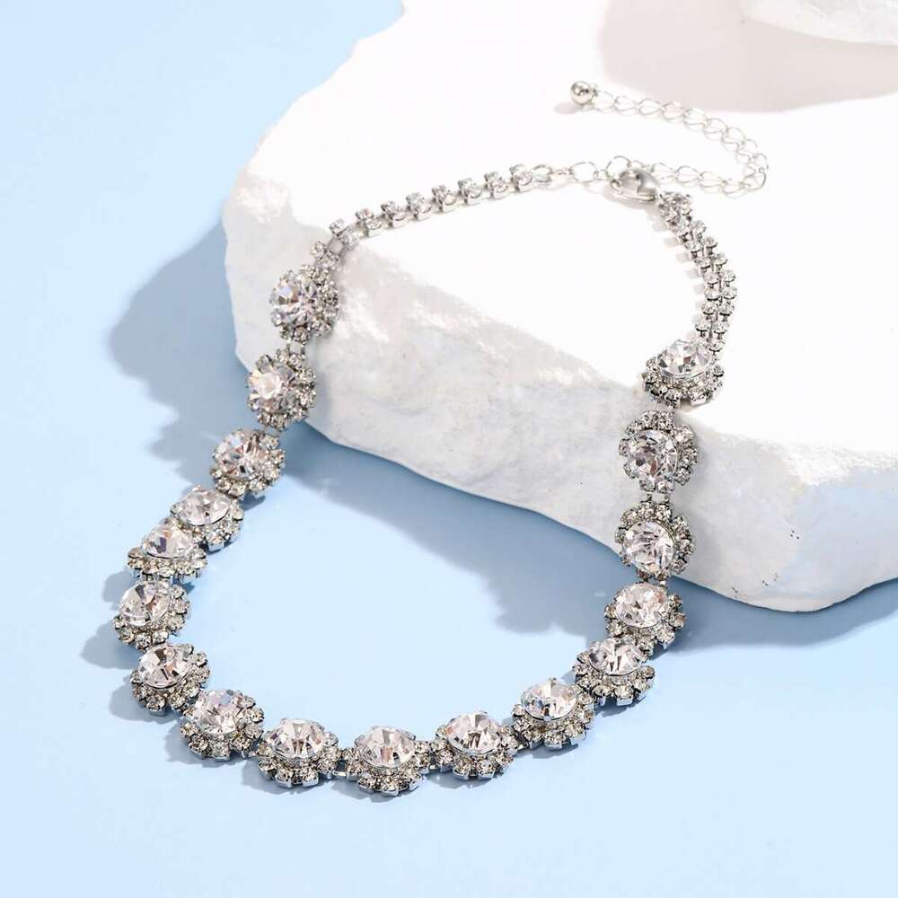 Popular exaggerated punk plum NEW blossom shaped single round small claw inlaid with dias and rhies Korean version neck chain necklace item
