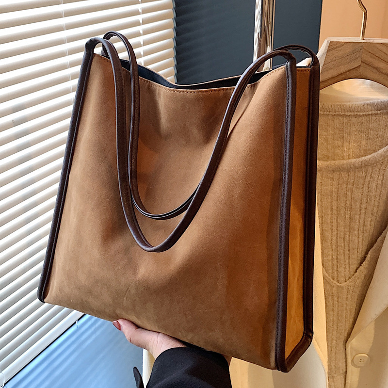 2025S Designer Women S Bag Large Capacity For Women New Fashionable Versatile High End Feeling Bucket Commuter Shoulder Bag