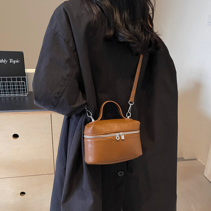 2025S Designer Women S Bag Small Niche Hand Held Box For Women New Fashionable Simple Crossbody Solid Color Versatile Western Style Shoulder Bag