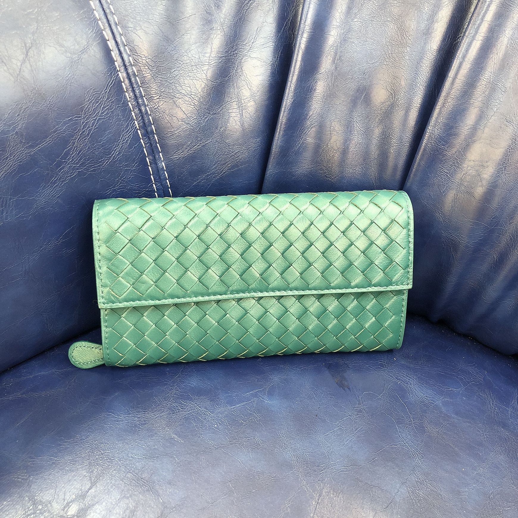 2025 Stylish long women's wallet sheepskin woven clutch zipper coin purse is a small stylish and versatile simple wallet