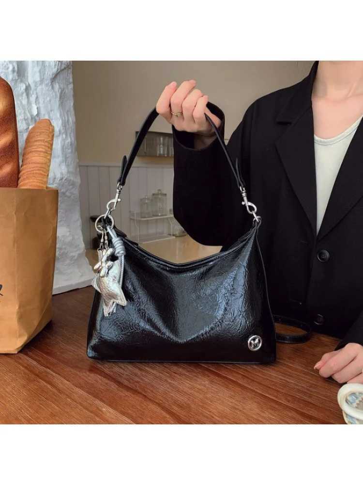 Classic Designer Paris Inspired Women Leather Crossbody Bag Elegant Fashionable TrendyW251106