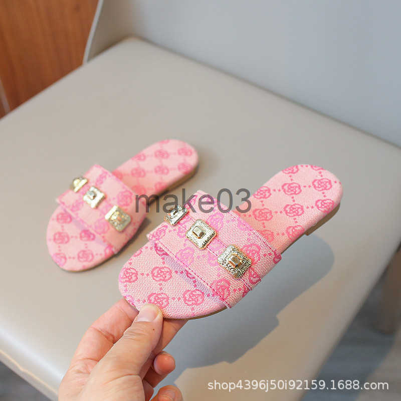 Slippers for Girls to Wear Outside 2024 Summer New Fashionable and Versatile Flat Bottom Internet Red One Word Drag Trendy Beach Shoes J250403