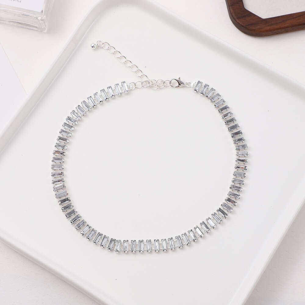 New personalized hot sier studded with a high-end rectangular zircon and elegant temperament. Full dia women's bracelet