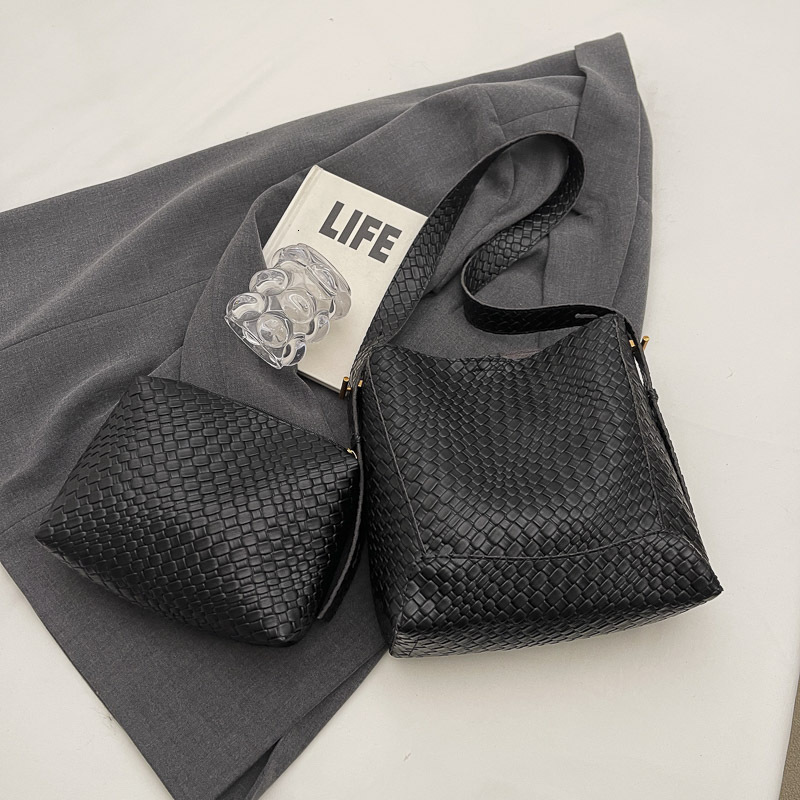 2025S Designer Women S Bag Korean Woven For Women New Niche Large Capacity Hand Held Shoulder Commuting Tote Bag