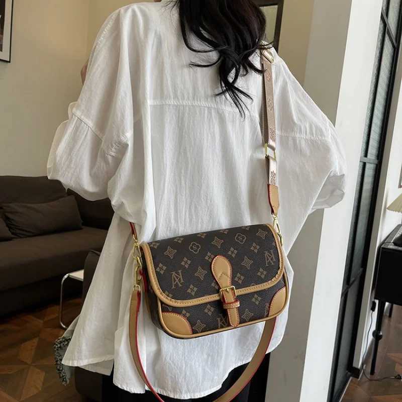 Womens High-Quality Crossbody Bag Leather Messenger Design Classic Elegant Tote With Spacious Interior Luxury Brand LadiesW251107