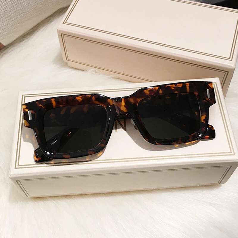 Brand Designer Square Sunglasses Women Men Ocean Color Shades Sun Glasses Female Fashion Rectangle Rivet Oculos De Sol