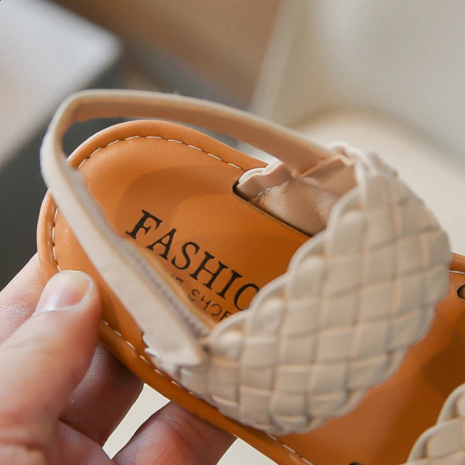 Girls Sandals Toddler 2025 Spring Summer Childrens Open-toed Soft-soled Beach Woven Shoes Baby Fashion Princess Shoes 250408