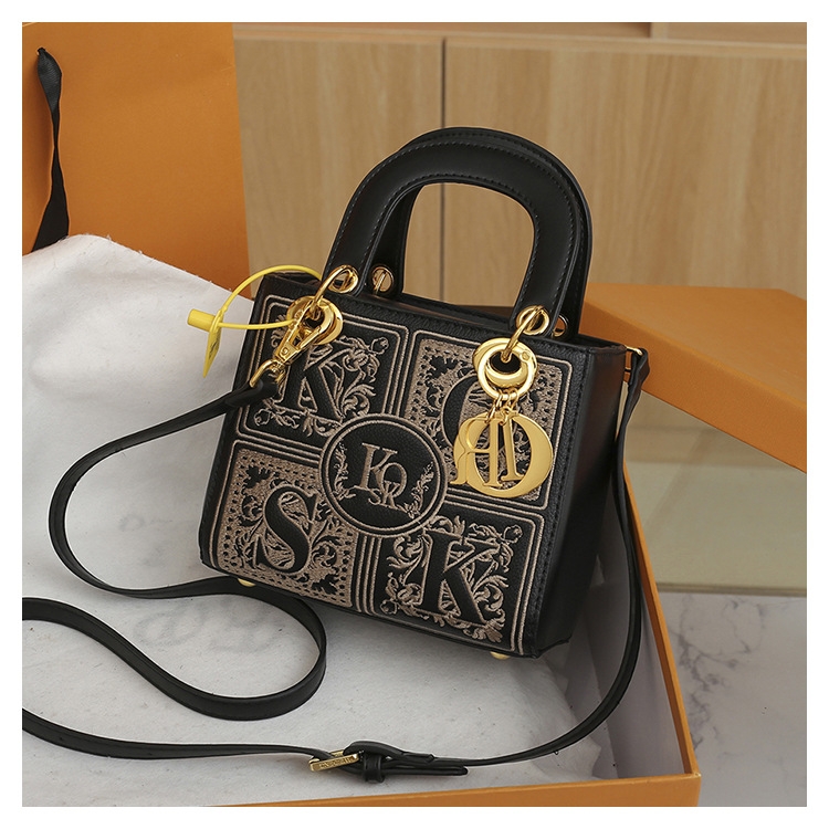 2025 New style all-match western-style single-shoulder cross body embroidered bag online celebrity light luxury niche square bag for women new design