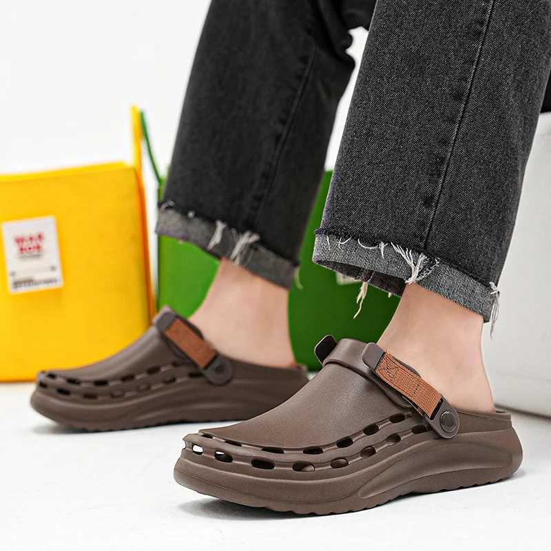 New Arrival Mens Sandals Lightweight Hole Casual Shoes Mens Slippers Home Garden Summer Outdoor Non slip Beach Mens Slippers Brown T250407