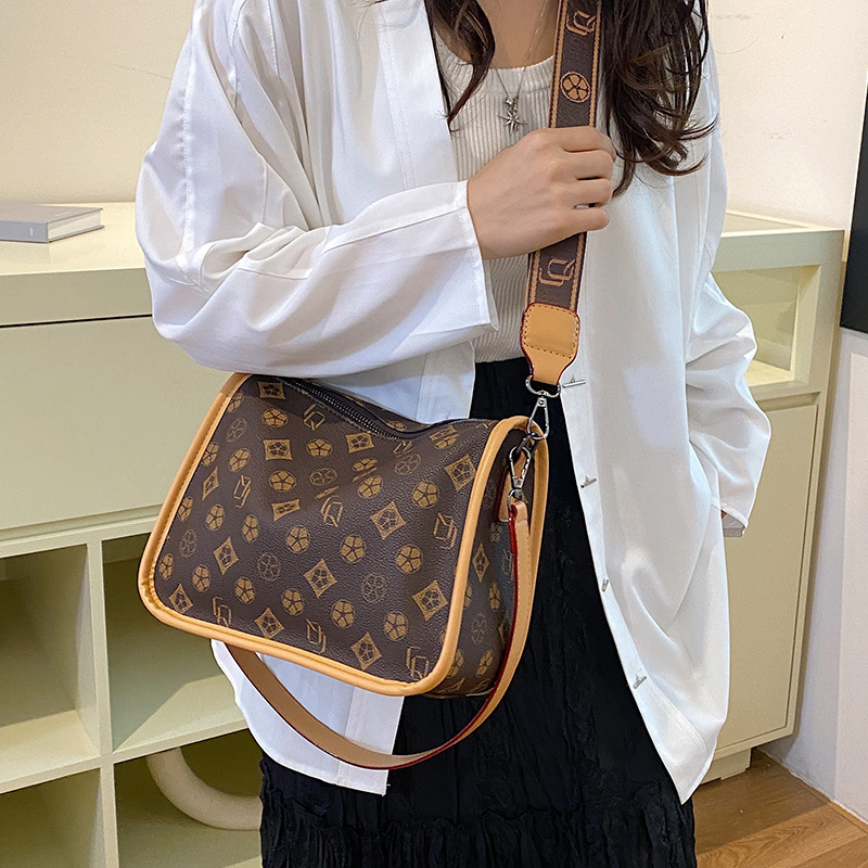 This year's popular bags New crossbody bag feminine all-in-one shoulder bag Boston bag Fashion commuter bag