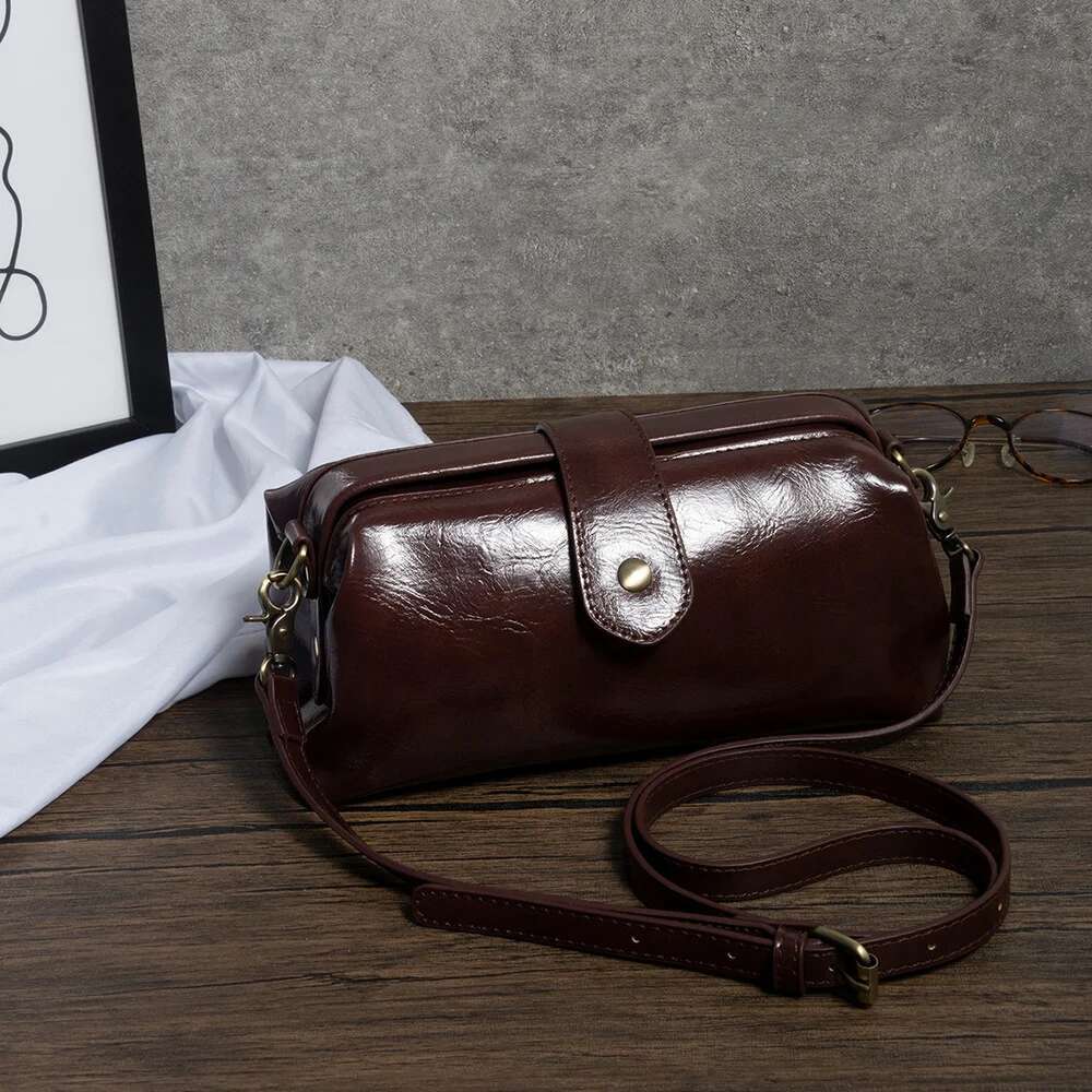 New Oil Wax PU Leather Retro European And American Style Doctor Clip Crossbody Shoulder Purses Mini Bag