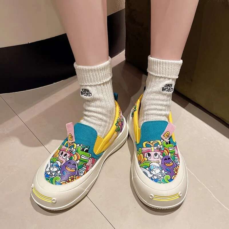 Women's canvas shoes 2025 new fashion casual comfortable round toe flat shoes designer girls graffiti cartoon slippers sports shoes trendy casual