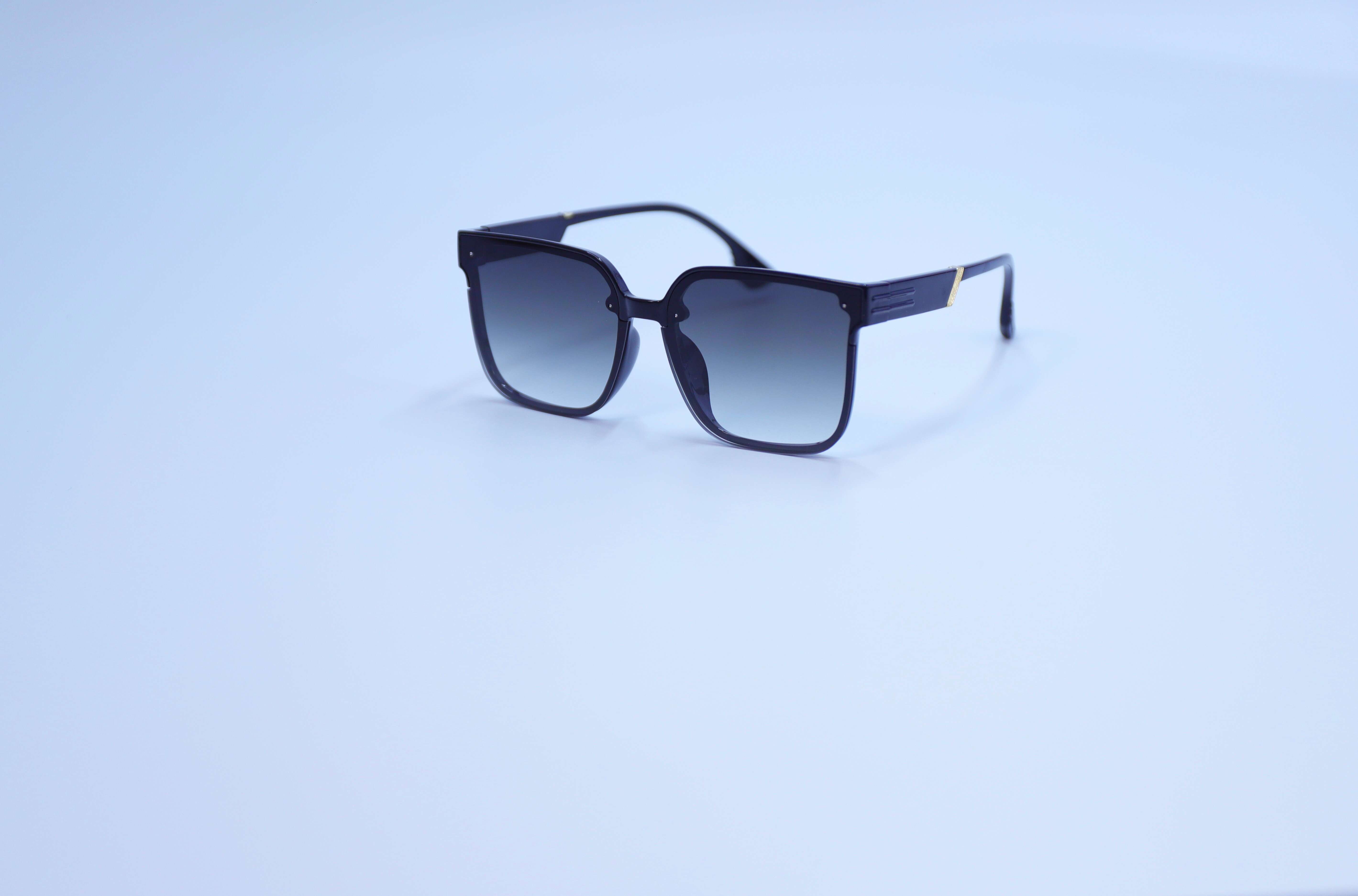Women's Latest Large Frame UV Protected Sunglasses for Outdoor Street Photography Fashionable Eyewear