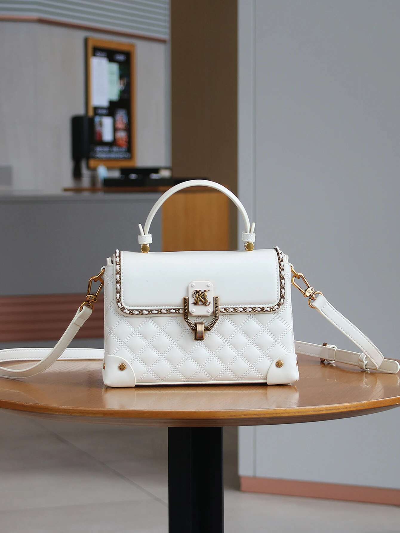 Fashion New 2025 Bag Light Temperament Versatile Commuter Women's Dia Embroidered Thread Handbag Lock Fashion