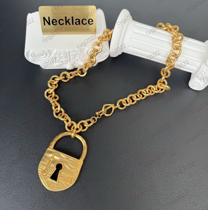 Vintage Designer Jewelry Schiaparelli Schiaparelli Retro Small Lock Sweater Chain Locks Hole Fashion European and American Necklace Clavicle Chain Hiphop