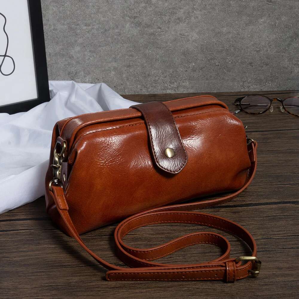 New Oil Wax PU Leather Retro European And American Style Doctor Clip Crossbody Shoulder Purses Mini Bag