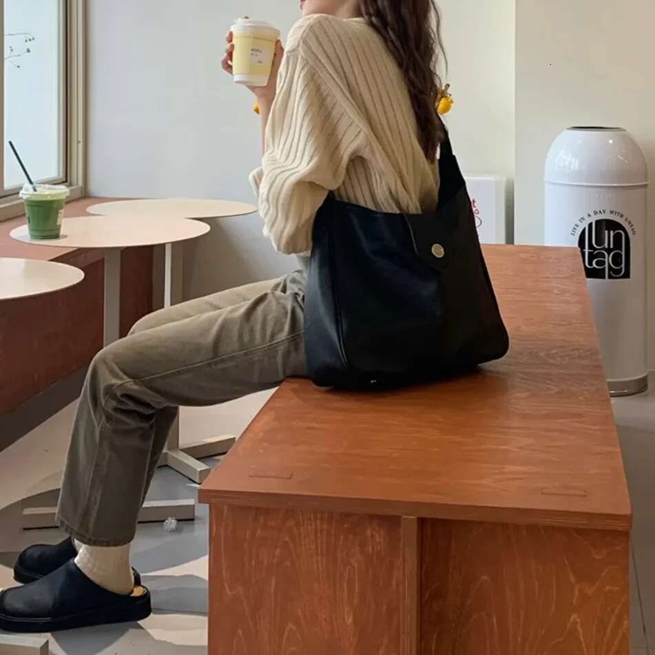 Autumn Women Retro Style Shoulder Tote Bags With Large Capacity Female New Fashion High Quality Handbag For Crossbody Carrying