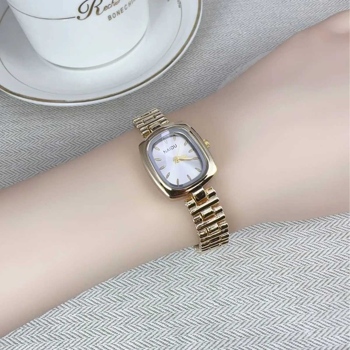 New Womens Watch Light Luxury Medieval Simple Retro Womens Watch Fashion Quartz WatchT250408