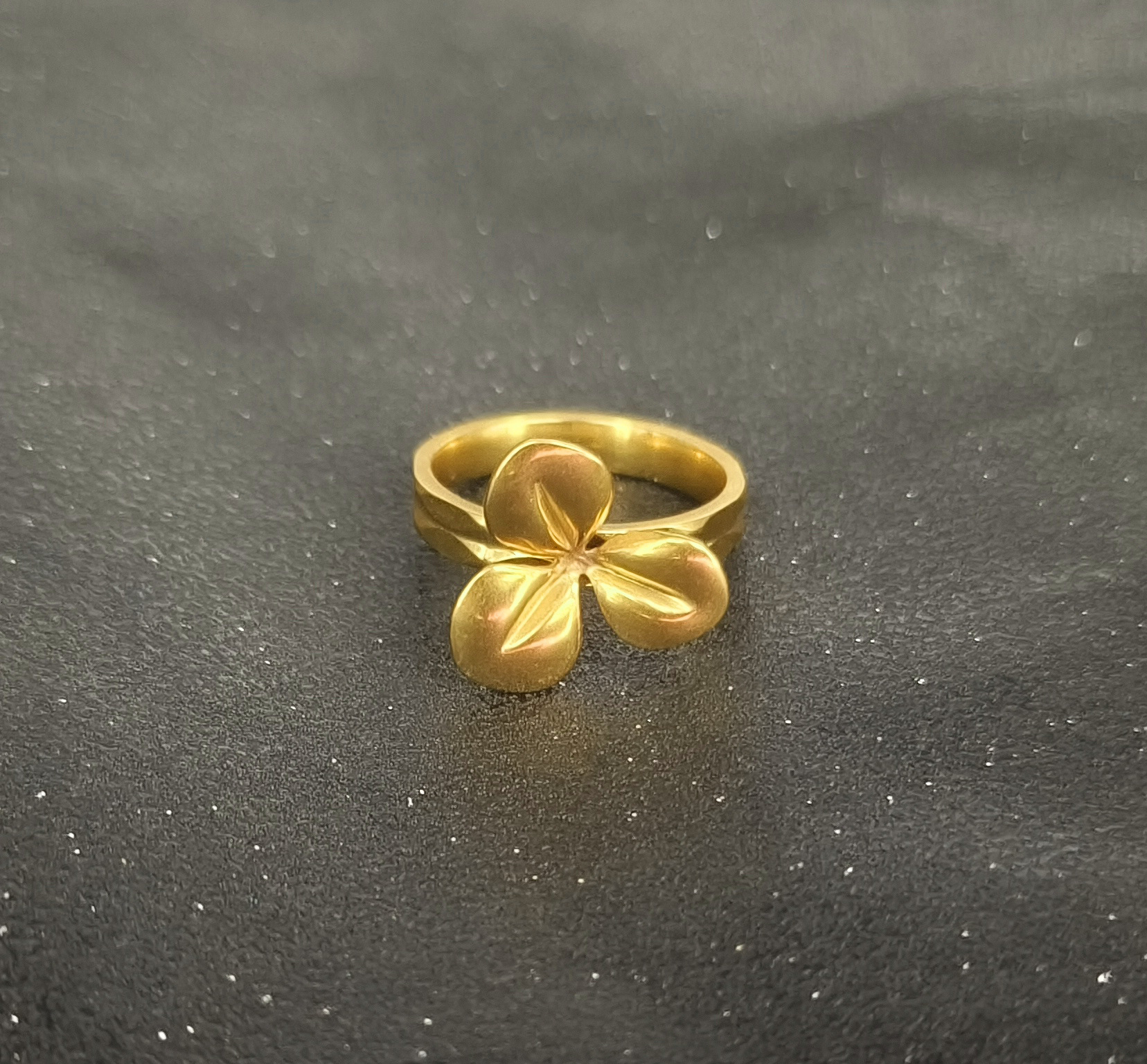 Top source new fashionable and versatile high-end niche light luxury clover ring does not fade hand jewelry