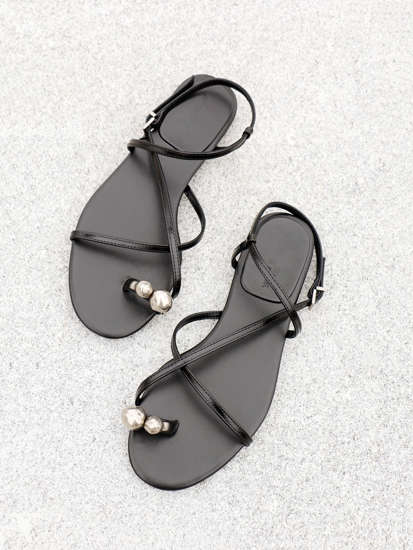 hot 2025 Women's genuine leather metal toe-ring Roman summer style open-toe flat sole one-word cross strap sandals new design