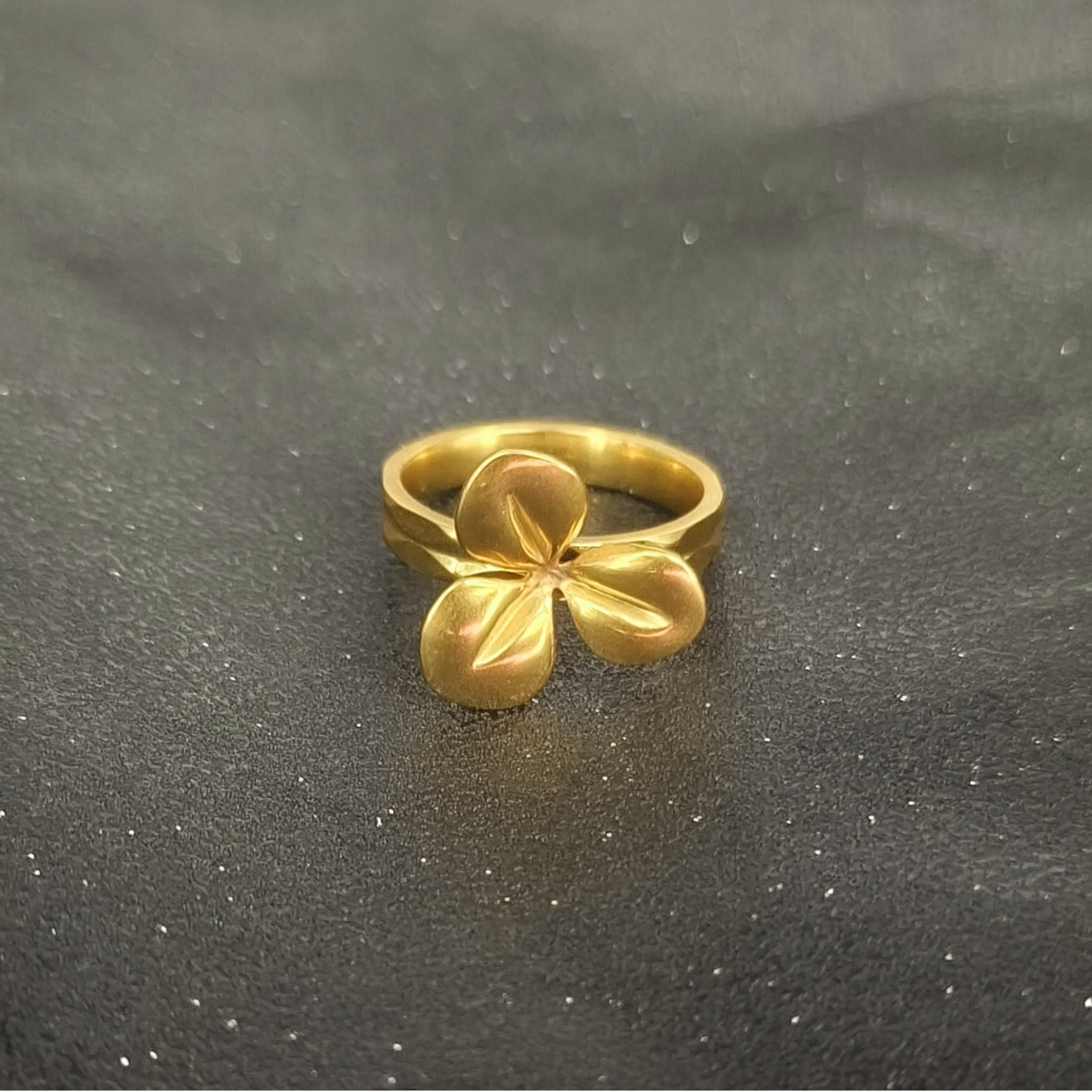 Top source new fashionable and versatile high-end niche light luxury clover ring does not fade hand jewelry