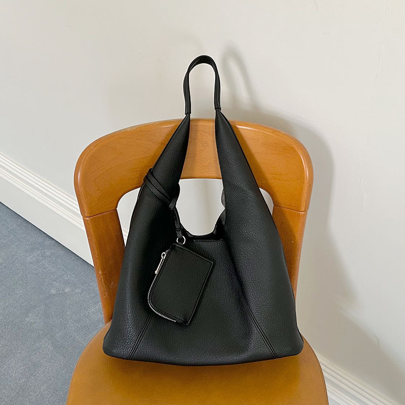 Designers Bag 2025 Trainers Free Shipping New Simple Large Capacity Tote Bucket Female Fashion Commuter Shoulder Bag