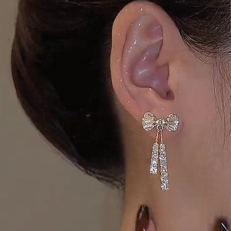 Ladies, take a look Full dia bow tassel earrings, women's niche high-end light earrings