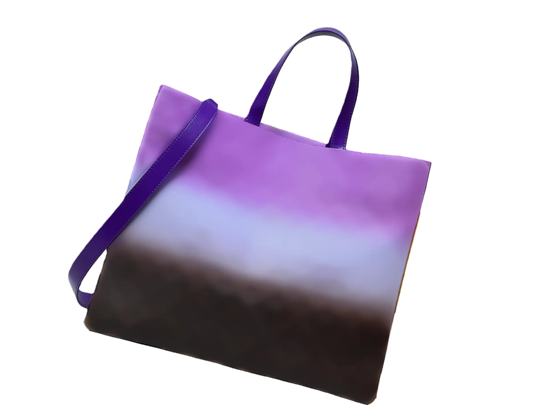 Sophisticated Designer Handbag for Her: Spacious Storage & Durable Leather Construction