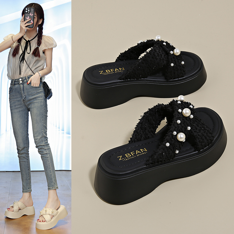 2025 New Summer Sandals and Slippers Designer Women's Sandals Trendy Casual Beach Sandals1