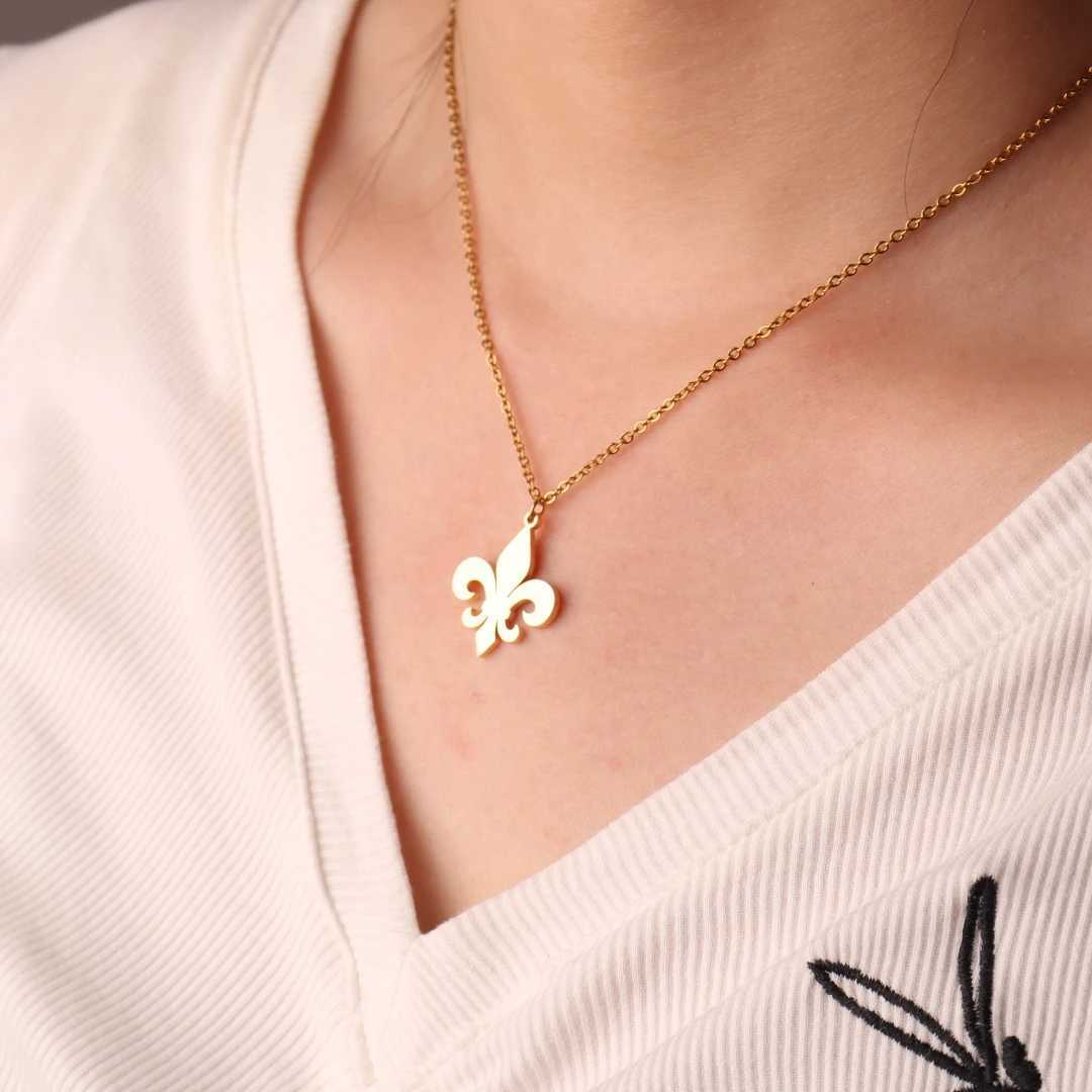 Stainless Steel Fleur De Lis Necklace Pendant Flower Lily Saint Nicholas Lotus Catholic French Royalty Necklace Women JewelryC250407