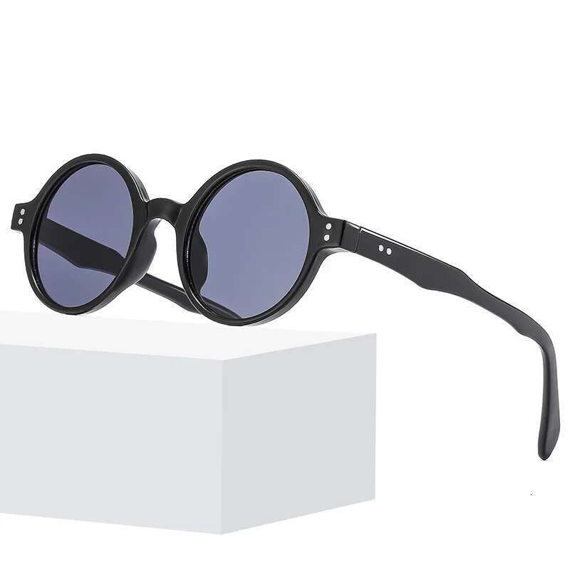 Vintage Round Sunglasses Women Men Brand Designer Sun Glasses Male Female Rivet Frame Fashion Retro Shades Oculos De Sol