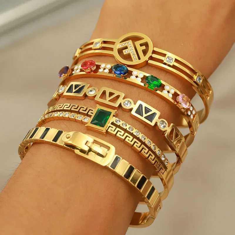 316L stainless steel letter V bracelet and bracelet suitable for womens fashion brand jewelry multi-color hollow crystal bracelet accessories Y250408