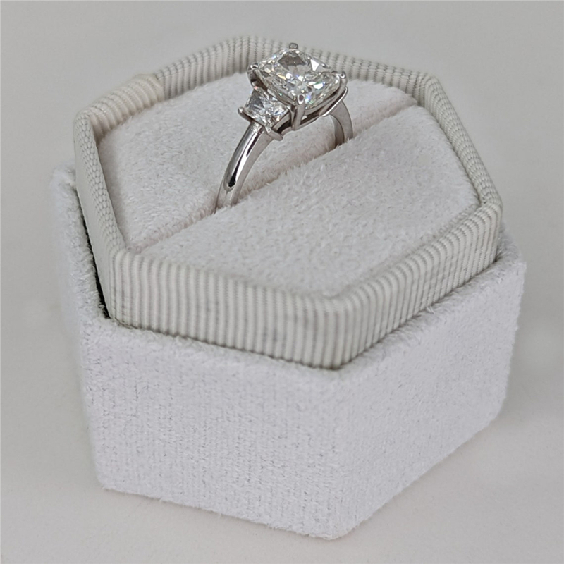 Jewelry 2.0 Carat Cushion Shape E VS1 Lab Grown Diamond Wite Traperziod Engagement Ring For Women Real 14K White Gole Womens Wedding Ring CVD Diamond