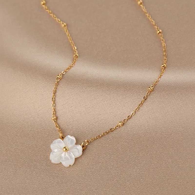 Stainless steel shell flower pendant necklace womens retro gold heart-shaped necklace romantic necklace jewelry gift Y250408