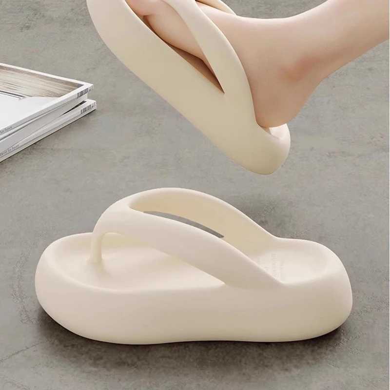 Japanese thick soled flip top womens summer outdoor wear 2024 new EVA anti slip and anti tooth height increasing beach shoesXJ250407