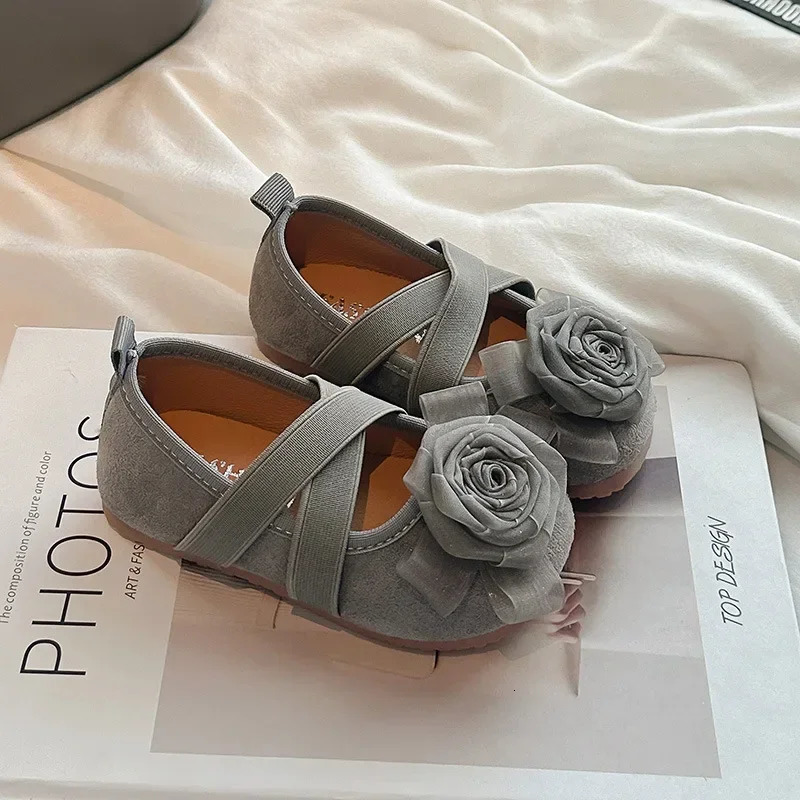 Girls Princess Shoes with Sweet Flowers Kids Flat Shoes Soft Sole Girls Moccasins Fashion Versatile Dance Shoes Cute 250407